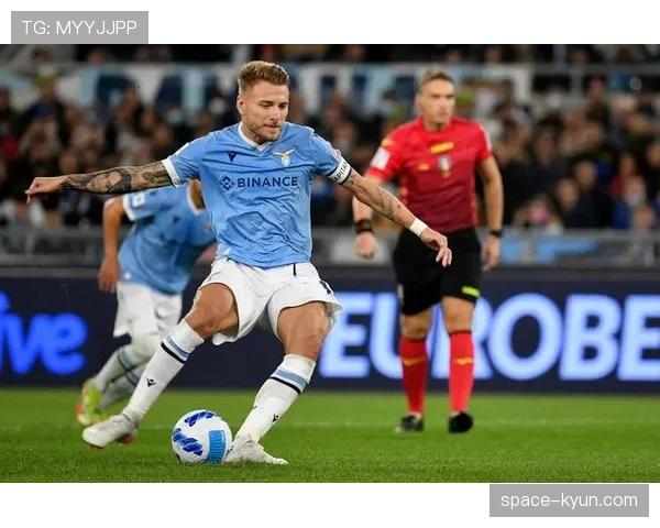 特写瞬间：因莫比莱在主罚点球前，长时间凝视门将的动作