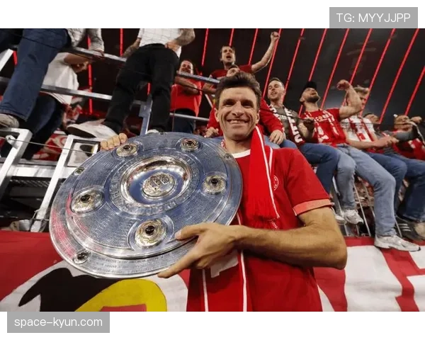 特写：终场哨响，37岁的穆勒独自向安联球场看台鼓掌致意