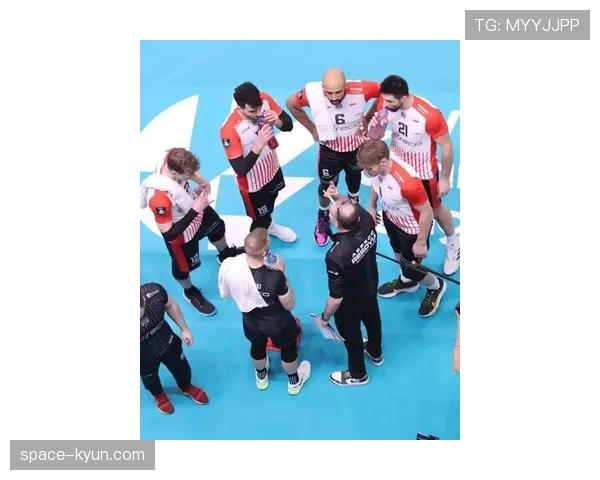 德国对阵波兰比赛花絮：中场休息时举办青少年手球技巧挑战赛